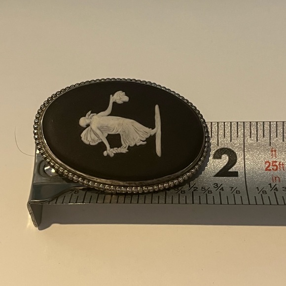 Closing closet make offer- 1969 Wedgwood brooch - Picture 4 of 4